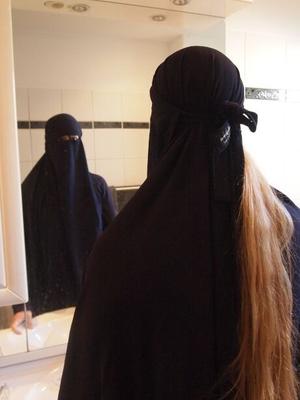 若いイスラム教徒ブルカ女がおっぱいを剥いて乳首大きな丸いお尻