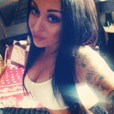 salope tatouée aux gros seins