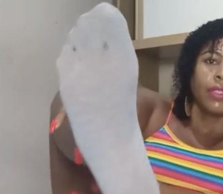 Bimbo brasileña alta expone sus grandes pies con calcetines malolientes - P