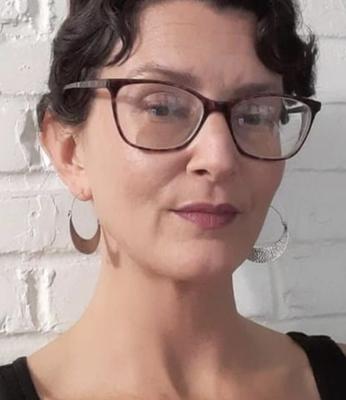 Compañera de clase MILF delgada y de piernas largas tratando de reconectarse