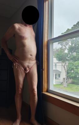 Posant à la fenêtre