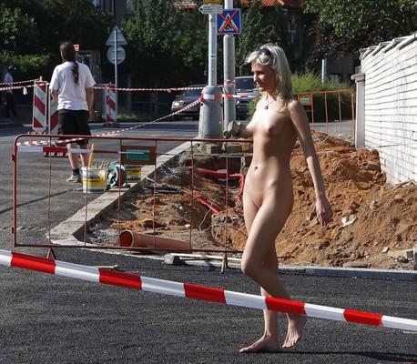 nude in pubilc, mit der möchte ich auch gerne nackt wandern...