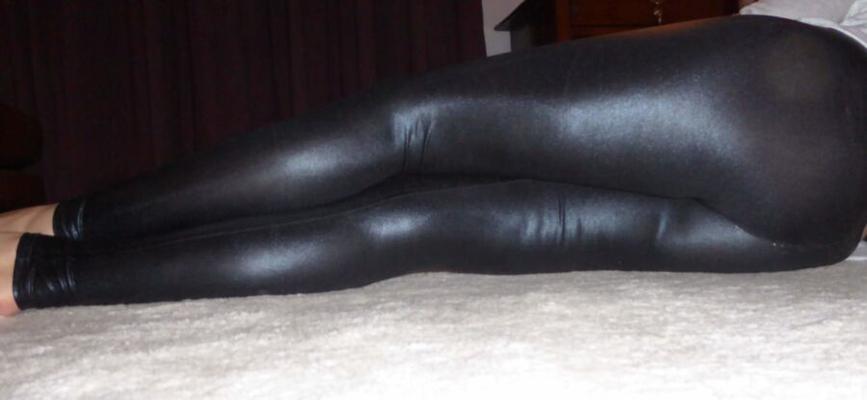 femme salope en leggings brillants et talons très hauts en spandex mouillée