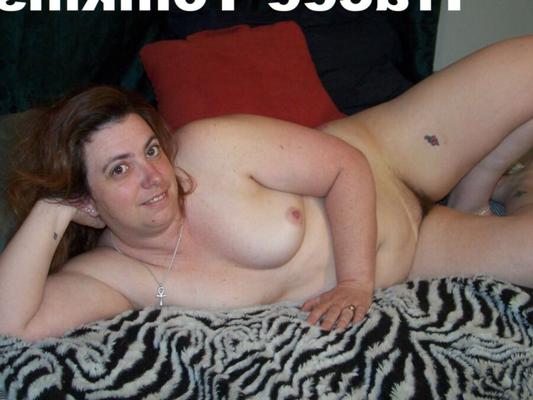 Tracee posant avec des menottes