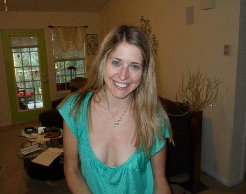 Chica blanca delgada con tetas pequeñas