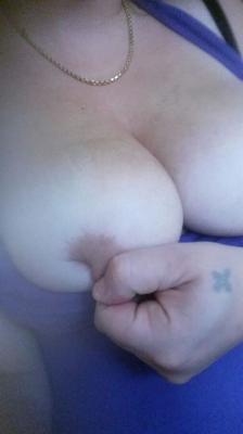 Seins et cul d'ado potelés se masturbent