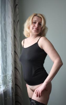 La salope russe Lena fume.