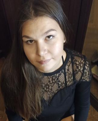 La webslut russe Anna Ladygina porte une robe.