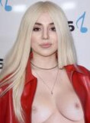 アルバニアのセクシーなポップミュージック歌手 Ava Max の偽ポルノ画像
