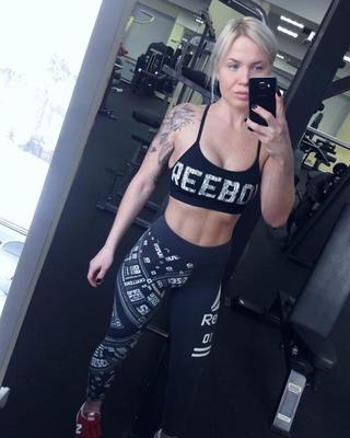 Jelena zgodna mrsava drolja s prelepom guzom