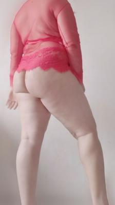 Arabe femboy lingerie rouge potelé crossdresser