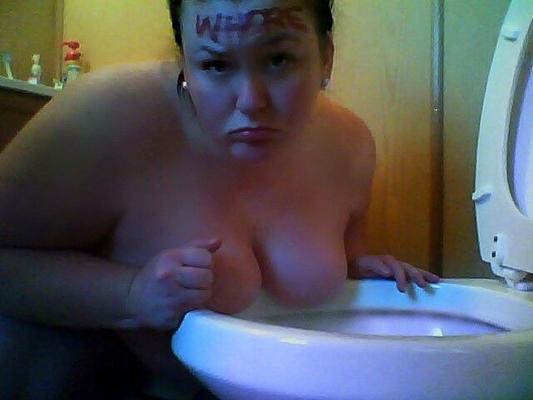 トイレをきれいに舐めている売春婦