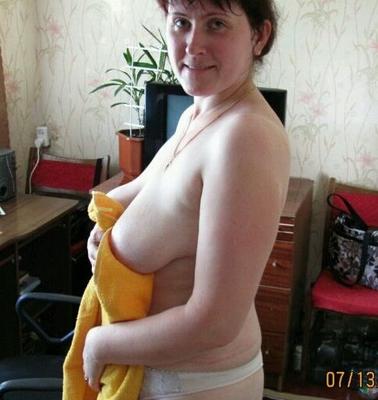 Intéressante mature posant à la maison