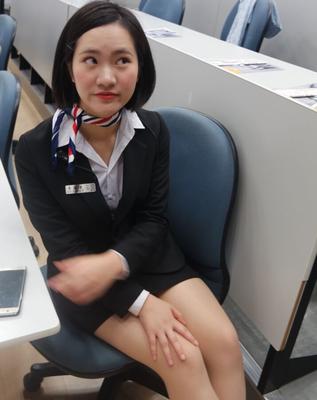MILF et GILF en collants au travail - Asiatiques en costume d'affaires