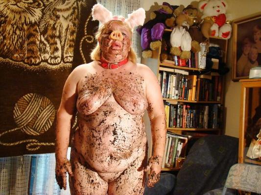 L'heure du bain pour un cochon sale et crasseux