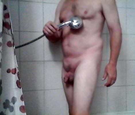 Sissy Susan à l'extérieur, sous la douche