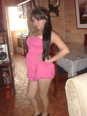 Jolie Latina potelée en robe courte, jupe et plus