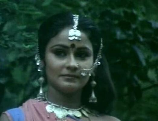 La actriz malayalam Priya en Hot Film Charavalayam como una chica tribal