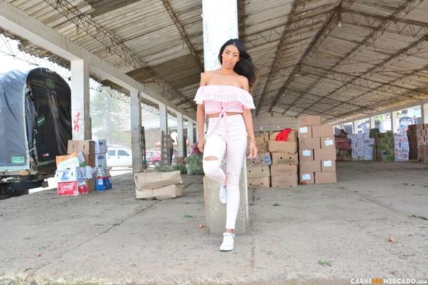 La douce colombienne Yamile Duran reçoit une gorgée de sperme dans un picku chaud.