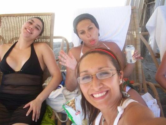SUSANA GABRIELA MIT AMIGAS EN PLAYA