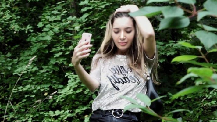 Un persan fait des selfies nus en plein air et pisse