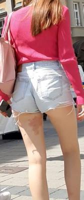 Chicas de la calle en pantalones cortos