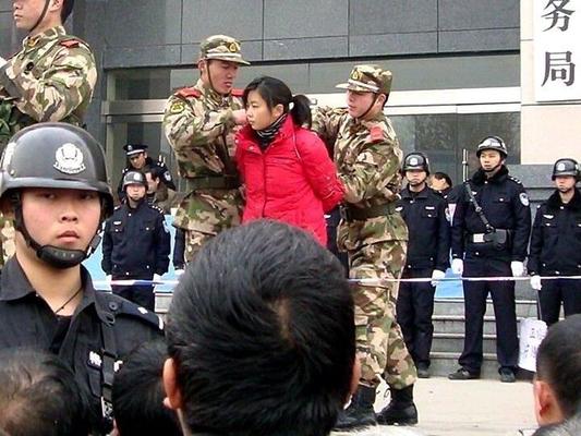 Bondage con cuerdas de la policía china real