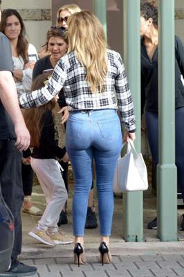 Jennifer Lopez incredible ass in tight jeans