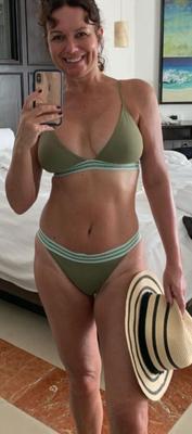 Incroyable MILF Sandy en bikini. 