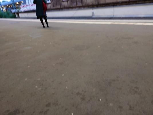 Подросток-азиатский сапожник в изношенных нейлонах