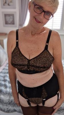 Izzie sexy reino unido gilf puta