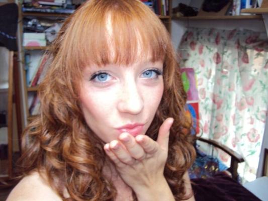 Rousse aime prendre des photos d'elle-même