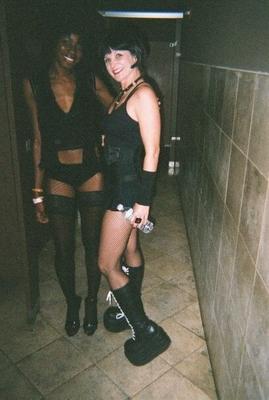 jolie petite chienne noire essayant de modéliser