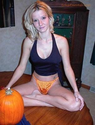 Erika en culotte de satin orange pour Halloween