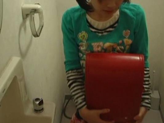 HORNY TEEN SE MASTURBANT DANS LES TOILETTES À LA MAISON