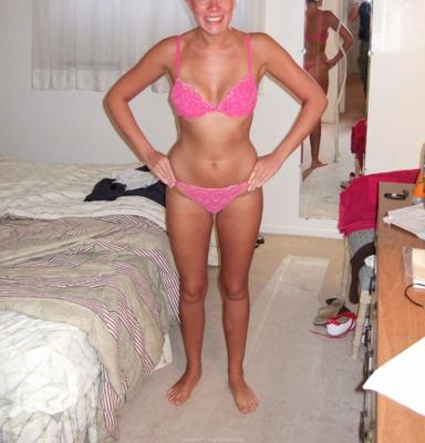 Fille sympa et chaude, pipe dans la chambre