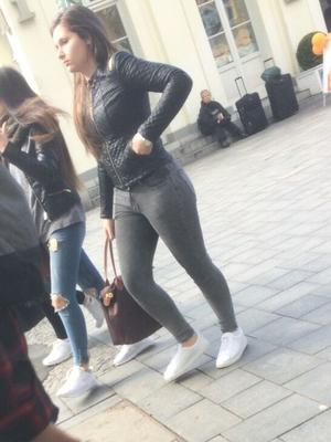 Ado aux gros seins en veste de cuir