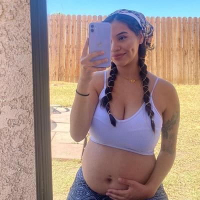 Latina enceinte aux gros seins