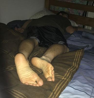 Pieds/mains des frères endormis/candides