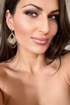Anastasia - Femme russe coquine - se fait éduquer par l'IA