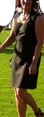 Rousse mature dans une jolie robe en public