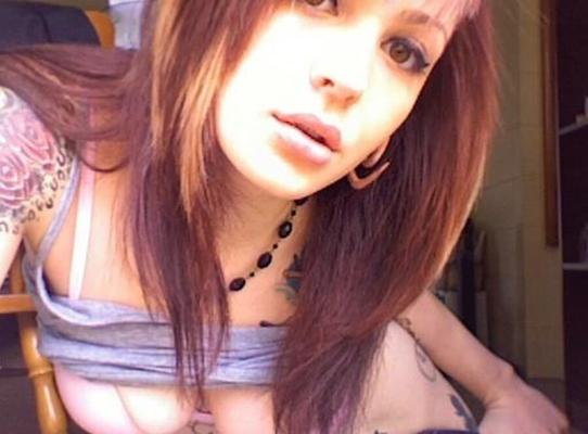 Sexy tattooed amateur