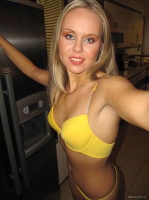 Russisches blondes Teen macht Selfies – Titten und Muschi