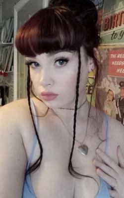 Poupée face à une chatte britannique à gros seins pour votre plaisir de vous branler