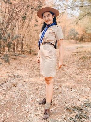 ボーイスカウトと教師の制服を着たタイの少女ナールムさん（ヌードではない）