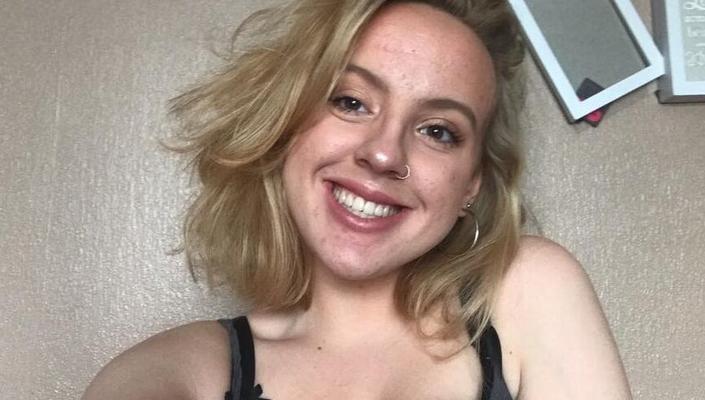 Blonder Teenager mit dickem Körper - Riesige Brüste