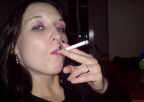 Samantha, salope britannique, fume