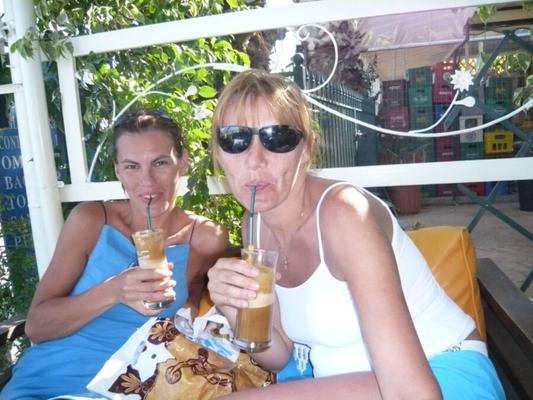 Filles excitées en vacances - Erica