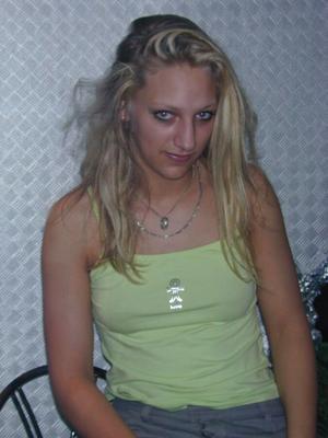 Ensemble complet de jolie fille blonde