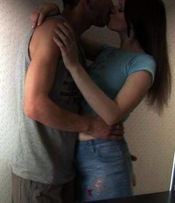 Levantando a su novia en la habitación del motel